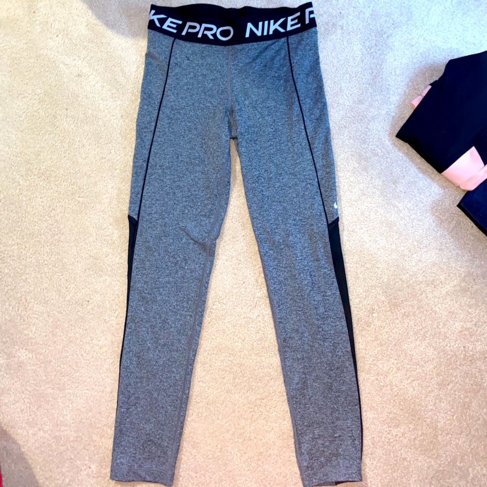 Nike pro leggings size Medium. Worn only once!!!!